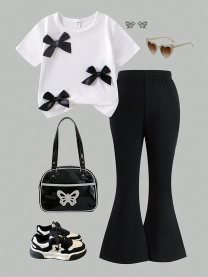 طقم تي شيرت أبيض كاجوال بأكمام قصيرة وربطة عنق مع بنطلون ذو ساق مرنة سوداء