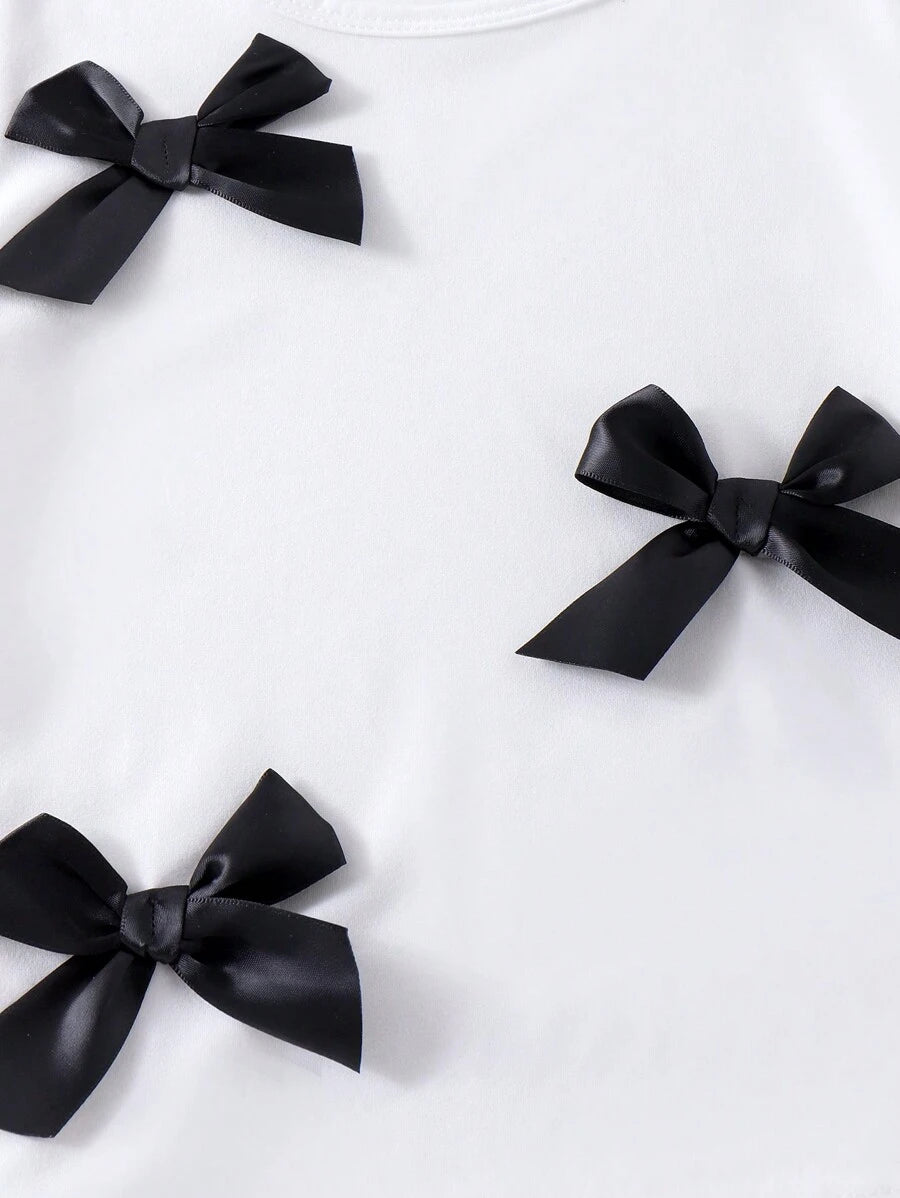 طقم تي شيرت أبيض كاجوال بأكمام قصيرة وربطة عنق مع بنطلون ذو ساق مرنة سوداء