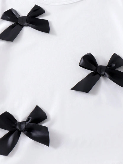 طقم تي شيرت أبيض كاجوال بأكمام قصيرة وربطة عنق مع بنطلون ذو ساق مرنة سوداء