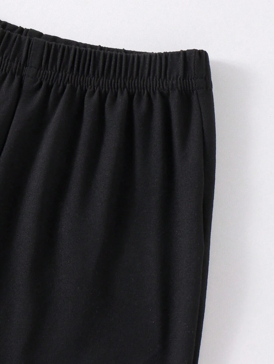 طقم تي شيرت أبيض كاجوال بأكمام قصيرة وربطة عنق مع بنطلون ذو ساق مرنة سوداء