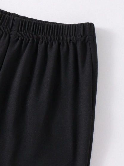 طقم تي شيرت أبيض كاجوال بأكمام قصيرة وربطة عنق مع بنطلون ذو ساق مرنة سوداء