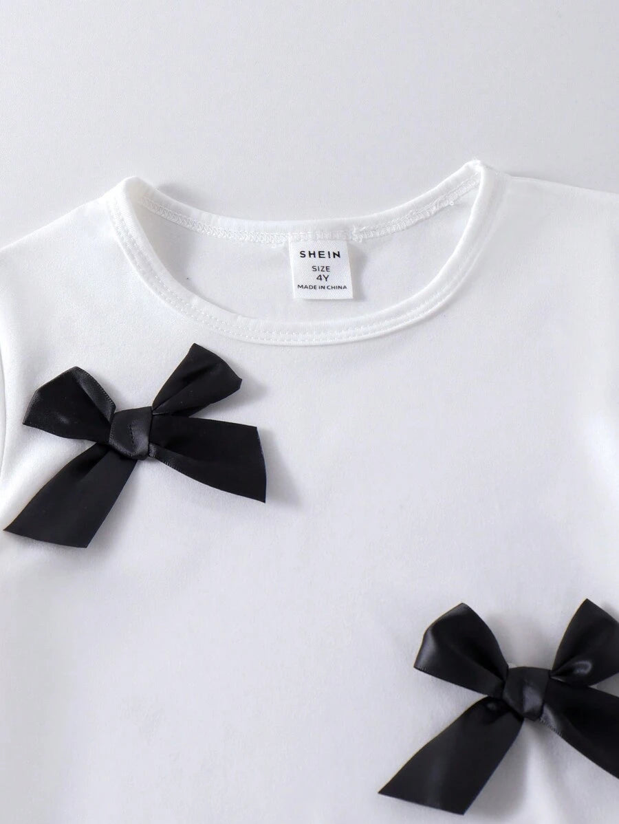 طقم تي شيرت أبيض كاجوال بأكمام قصيرة وربطة عنق مع بنطلون ذو ساق مرنة سوداء