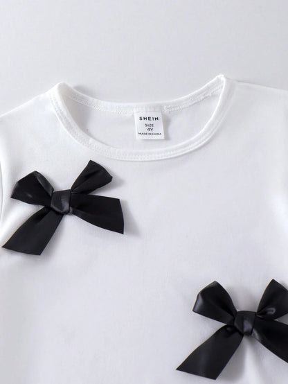 طقم تي شيرت أبيض كاجوال بأكمام قصيرة وربطة عنق مع بنطلون ذو ساق مرنة سوداء