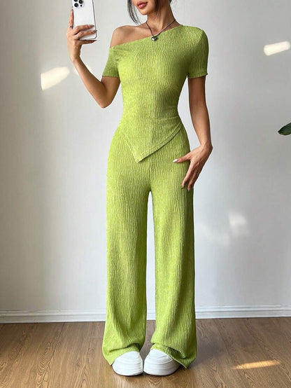 تي شيرت كاجوال غير متماثل على الكتف + بنطال واسع الساق منخفض الخصر