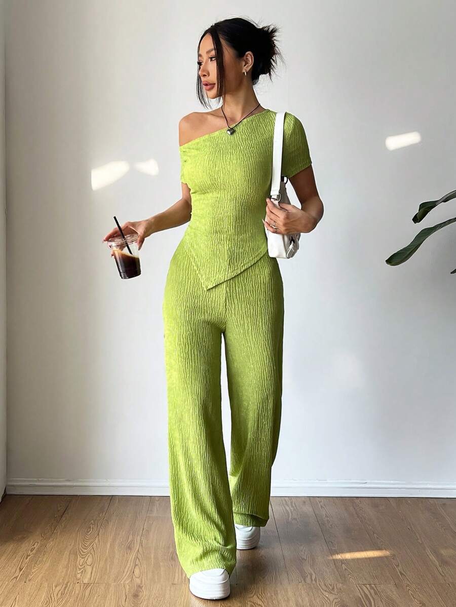 تي شيرت كاجوال غير متماثل على الكتف + بنطال واسع الساق منخفض الخصر