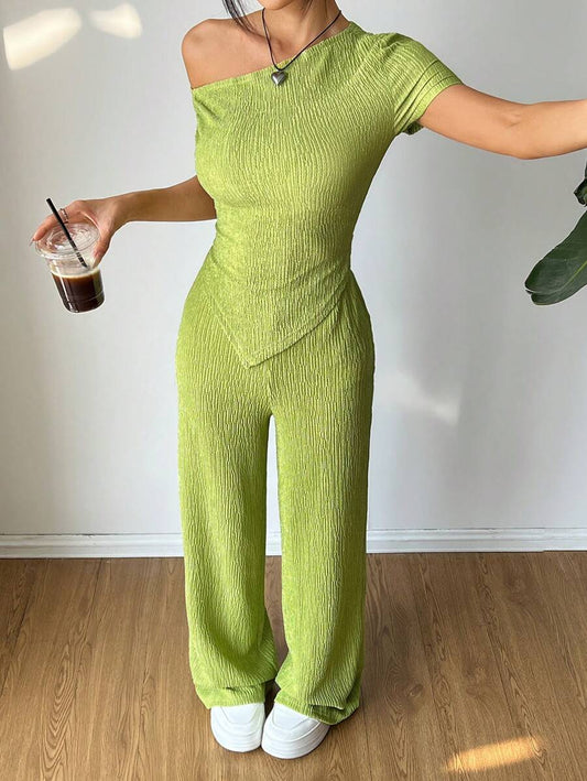 تي شيرت كاجوال غير متماثل على الكتف + بنطال واسع الساق منخفض الخصر