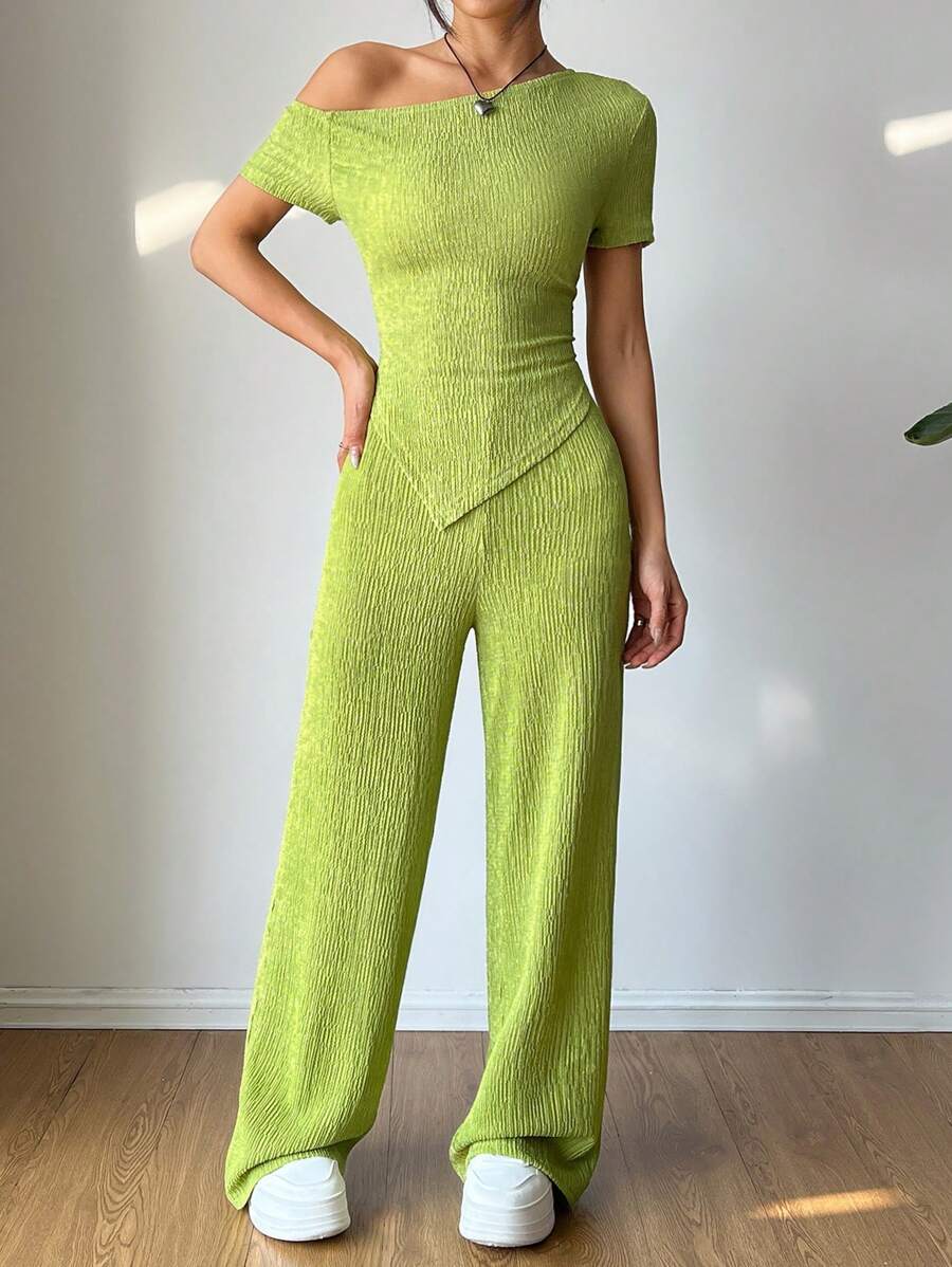 تي شيرت كاجوال غير متماثل على الكتف + بنطال واسع الساق منخفض الخصر