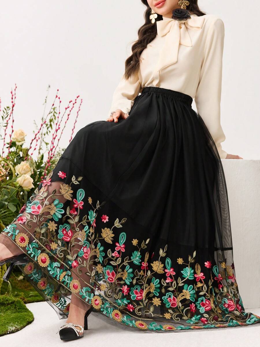 تنورة للنساء بحافة متفرقة مطرزة من الشبك