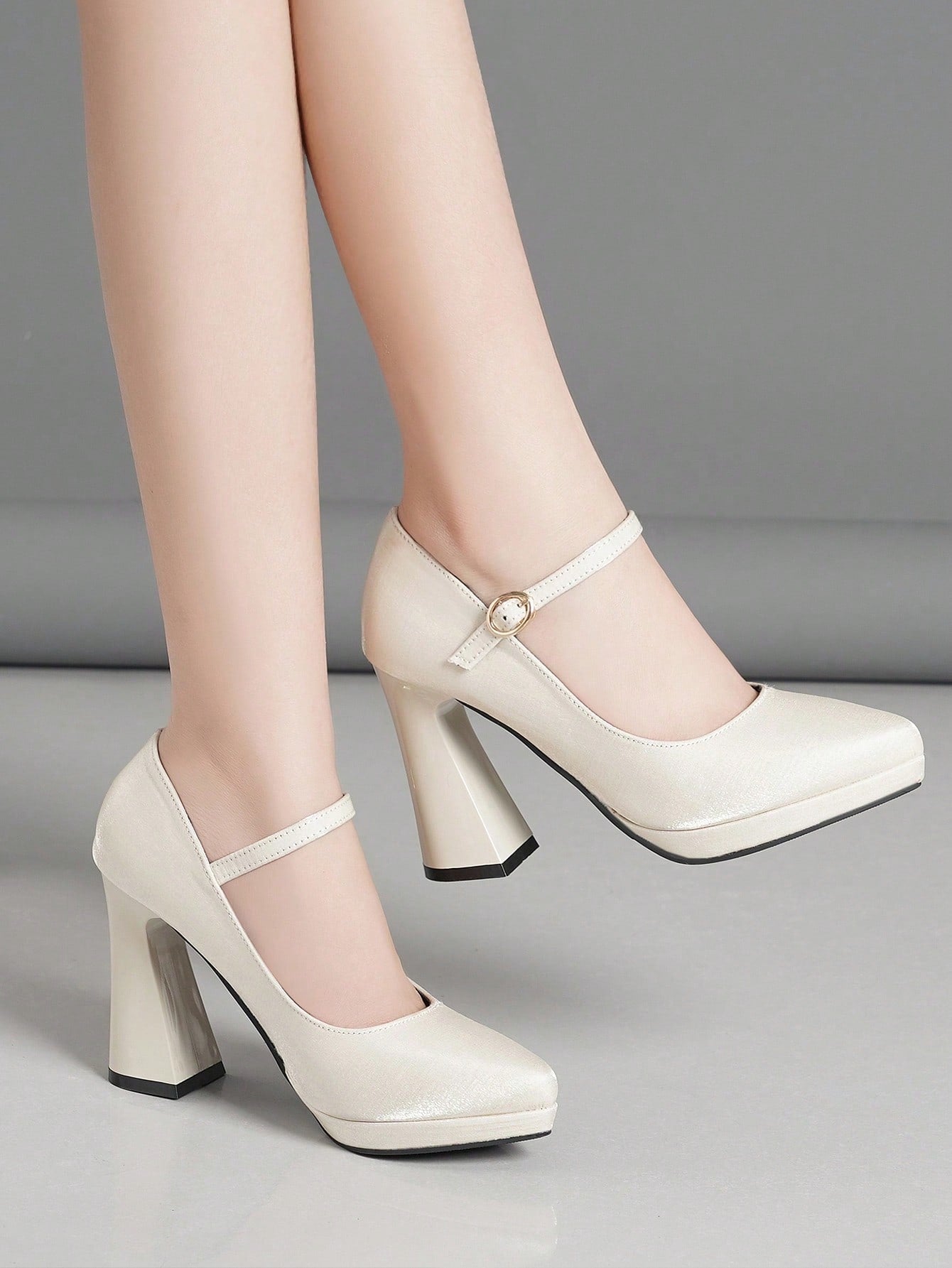 كعب عالي من منصة حذاء نسائي بحزام الكاحل