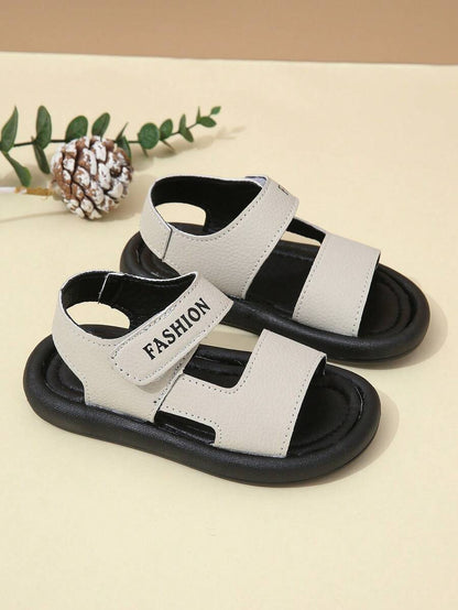 زوج من صنادل الصيف للأطفال