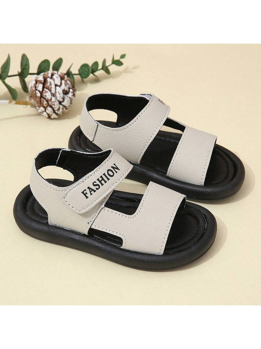 زوج من صنادل الصيف للأطفال