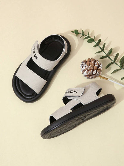 زوج من صنادل الصيف للأطفال