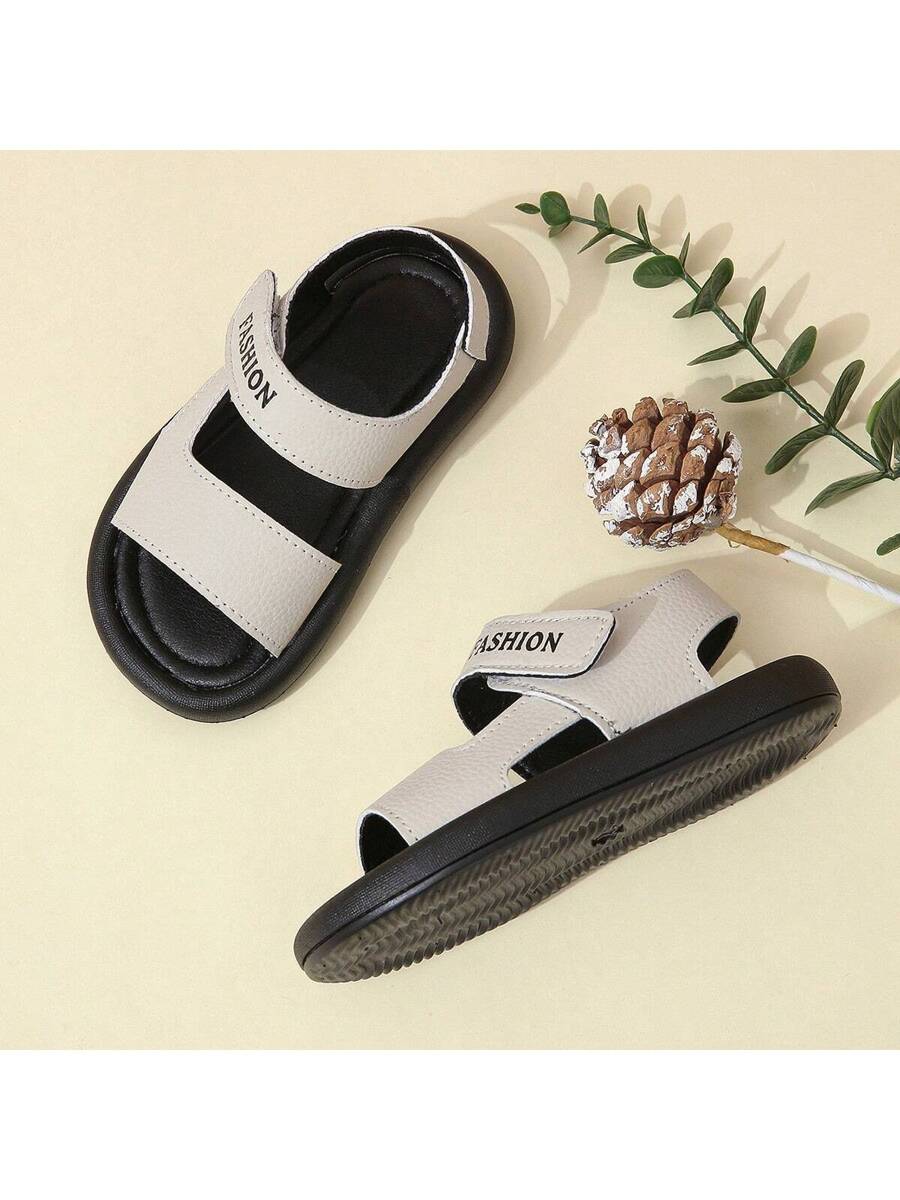 زوج من صنادل الصيف للأطفال