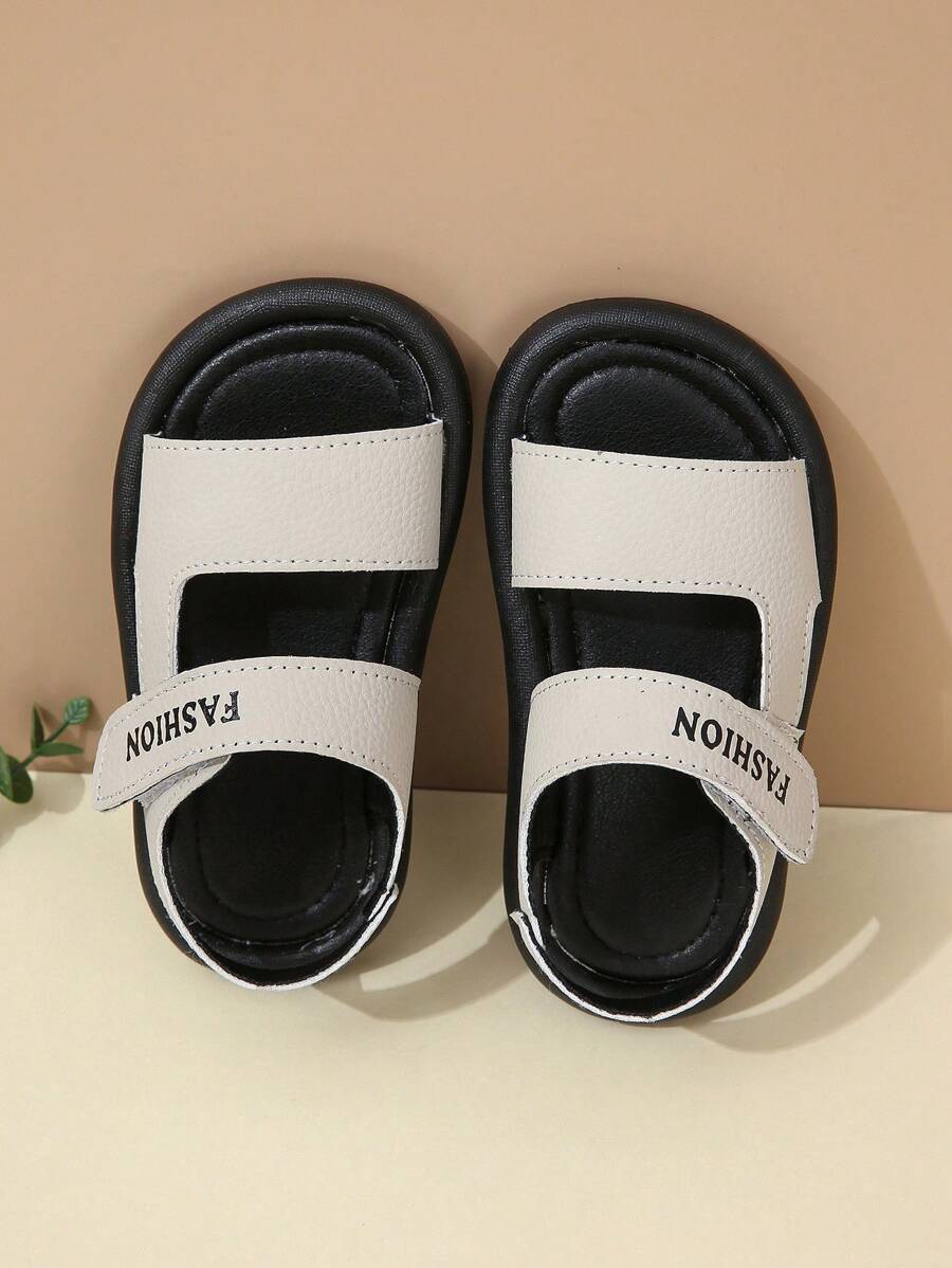 زوج من صنادل الصيف للأطفال