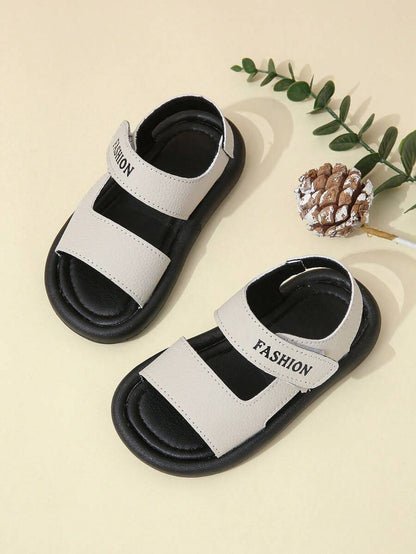 زوج من صنادل الصيف للأطفال