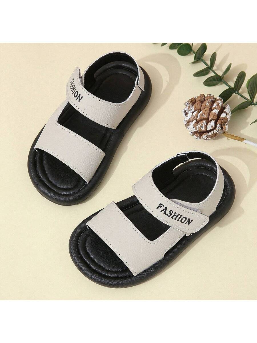 زوج من صنادل الصيف للأطفال