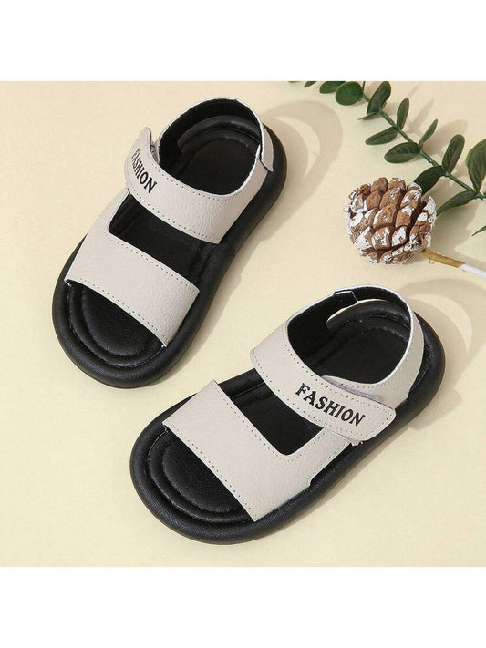 زوج من صنادل الصيف للأطفال