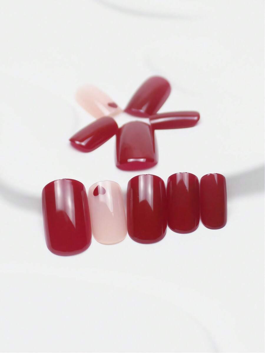 الأظافر الاصطناعية ذات الشكل المربع المتوسط باللون الأحمر