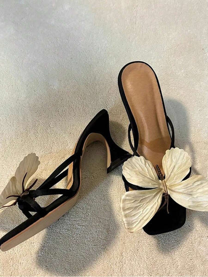 صندل كعب عالي ذو تصميم فريد مزين بالفراشة