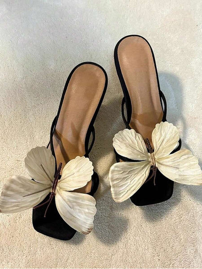 صندل كعب عالي ذو تصميم فريد مزين بالفراشة