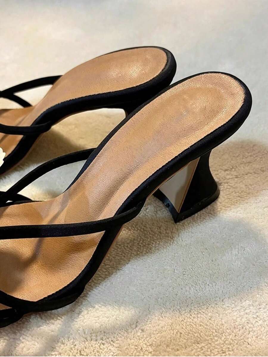 صندل كعب عالي ذو تصميم فريد مزين بالفراشة