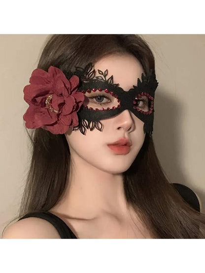 قناع مخملي أسود على شكل زهرة