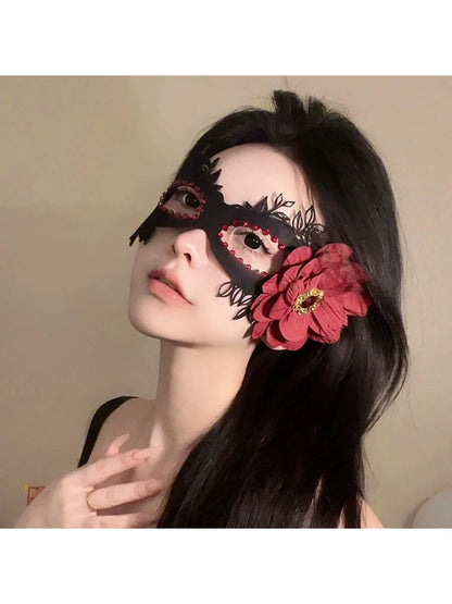 قناع مخملي أسود على شكل زهرة