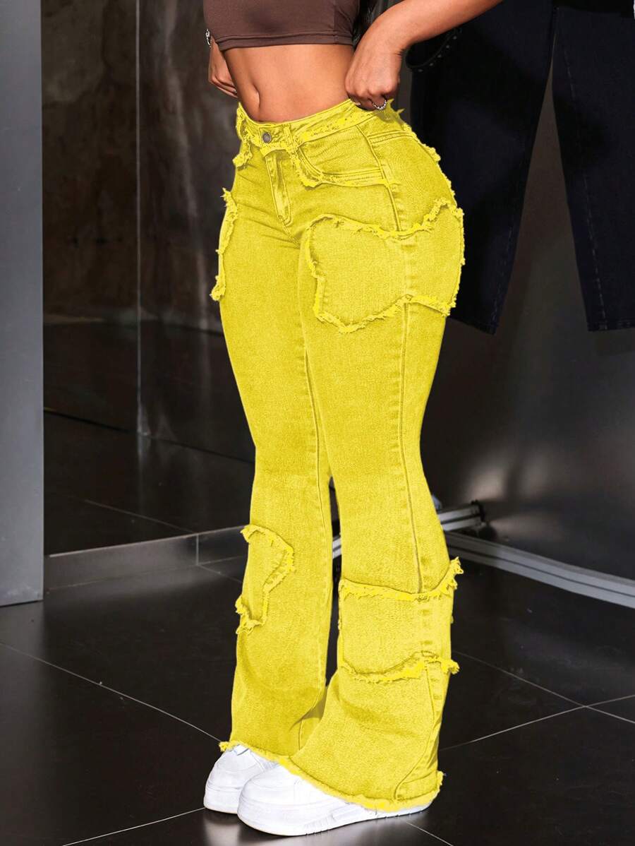 جينز نسائي سهل الارتداء بحواف مشذبة وساق متسعة