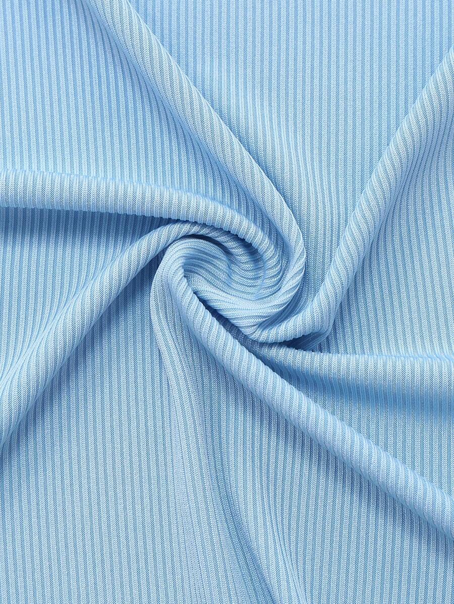 زوج (قطعتان) من ملابس المرأة البدينة تتكون من: بلوزة بسحّابة أماميّة وأكمام طويلة بلون واحد، وفستان كامي