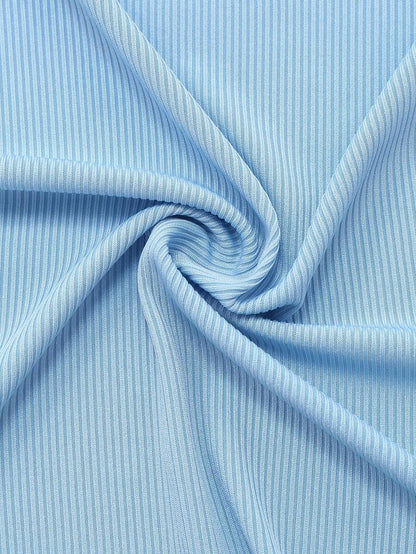 زوج (قطعتان) من ملابس المرأة البدينة تتكون من: بلوزة بسحّابة أماميّة وأكمام طويلة بلون واحد، وفستان كامي