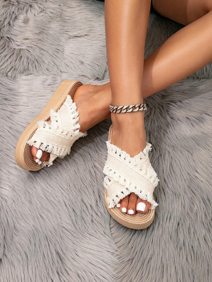 صنادل نسائية بيضاء مسطحة