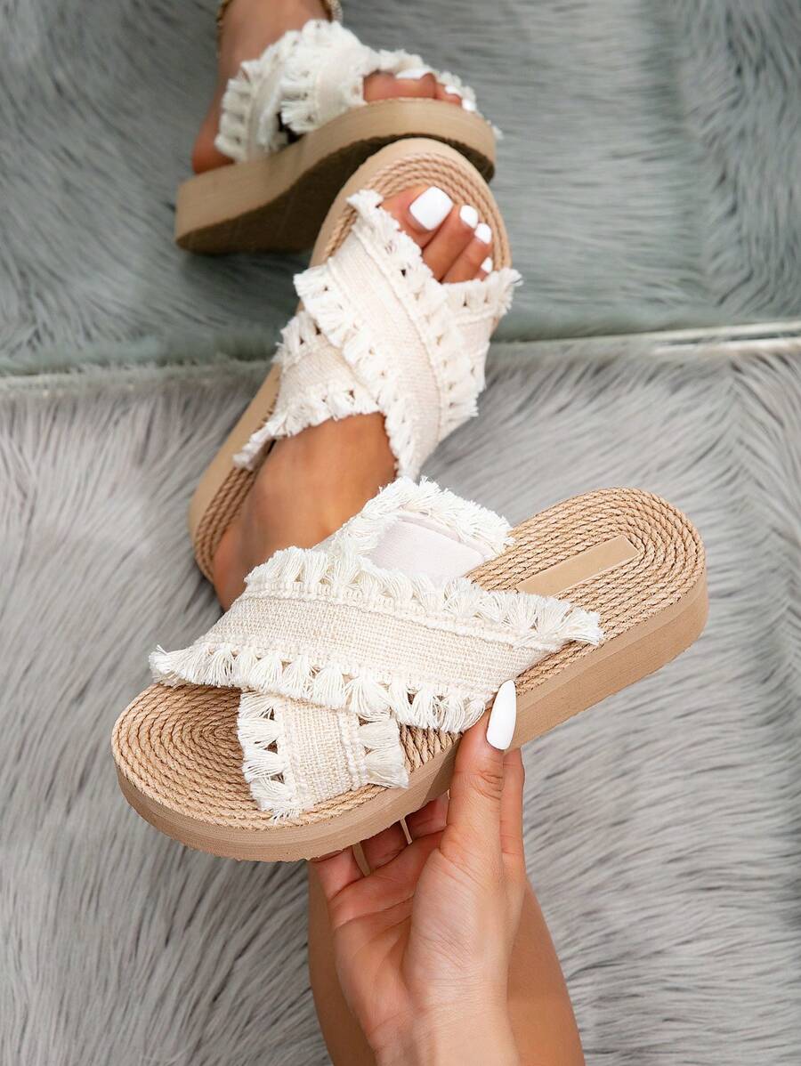 صنادل نسائية بيضاء مسطحة