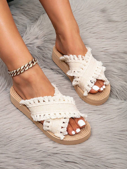 صنادل نسائية بيضاء مسطحة