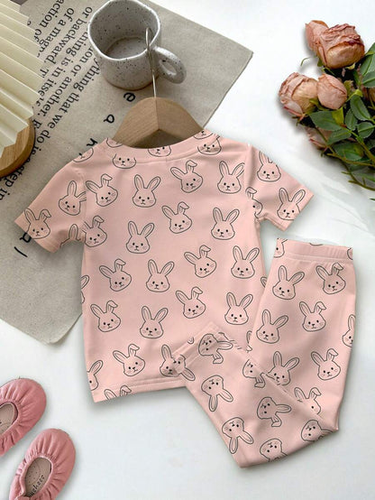 بدلة بنطلون و تي شيرت وردي مطبوع عليه أرنب