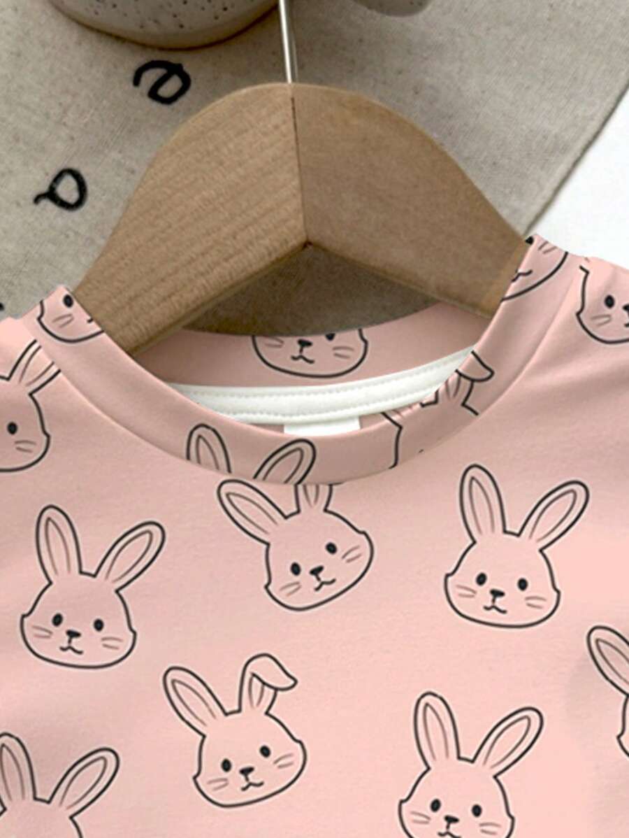 بدلة بنطلون و تي شيرت وردي مطبوع عليه أرنب