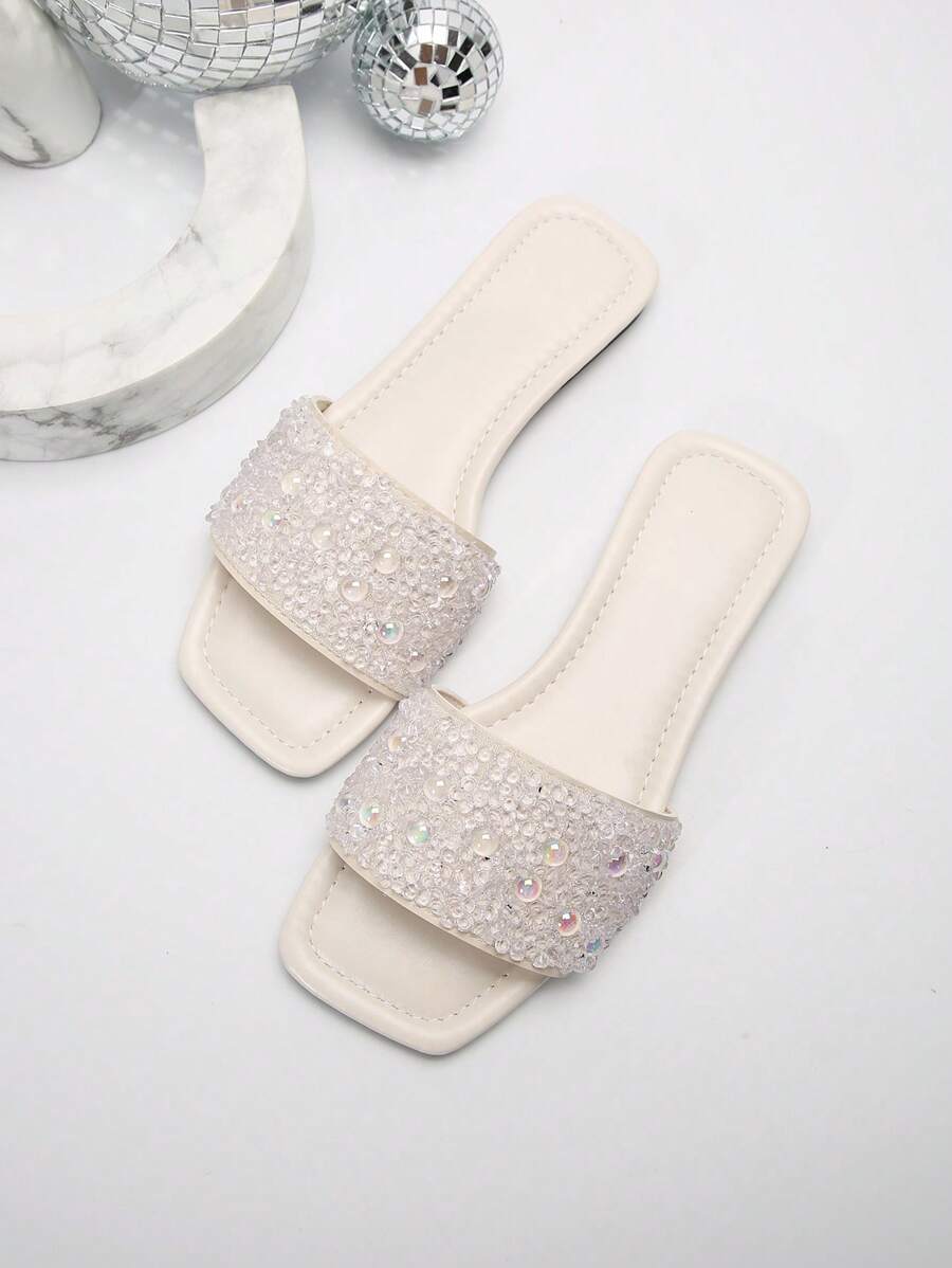 صنادل نسائية مسطحة