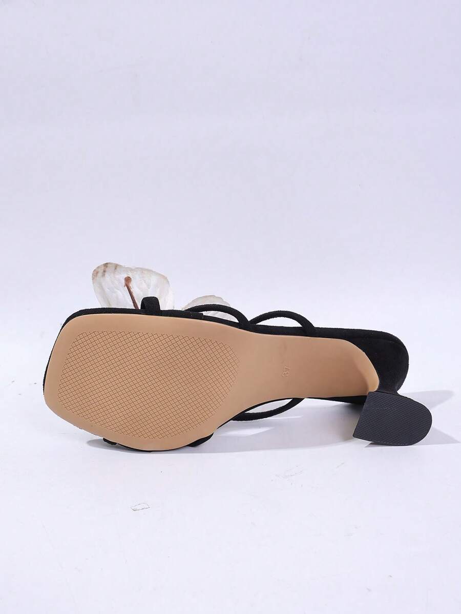 صندل كعب عالي ذو تصميم فريد مزين بالفراشة