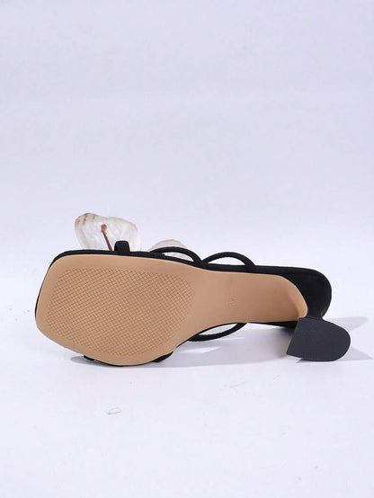 صندل كعب عالي ذو تصميم فريد مزين بالفراشة