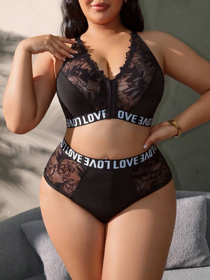 مجموعة ملابس داخلية من قطعتين كبيرة الحجم مرقعة بالدانتيل