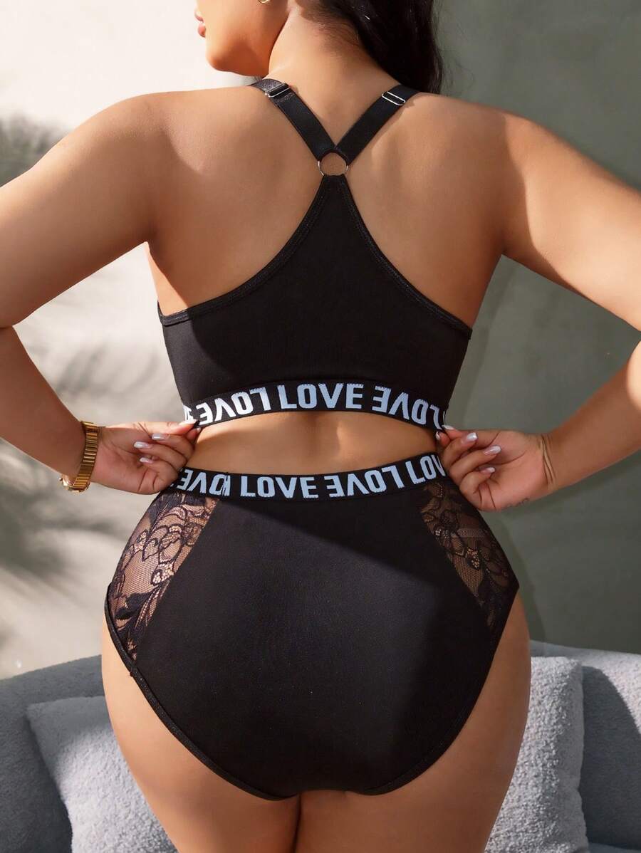 مجموعة ملابس داخلية من قطعتين كبيرة الحجم مرقعة بالدانتيل