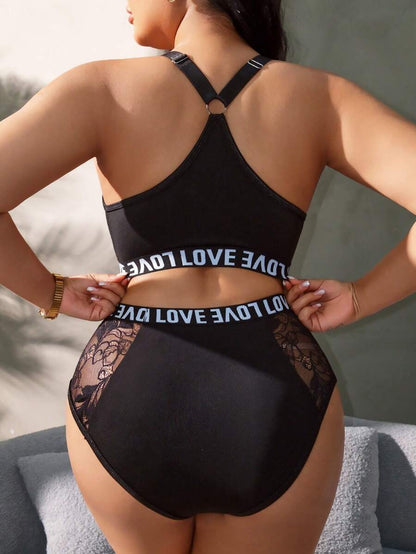 مجموعة ملابس داخلية من قطعتين كبيرة الحجم مرقعة بالدانتيل