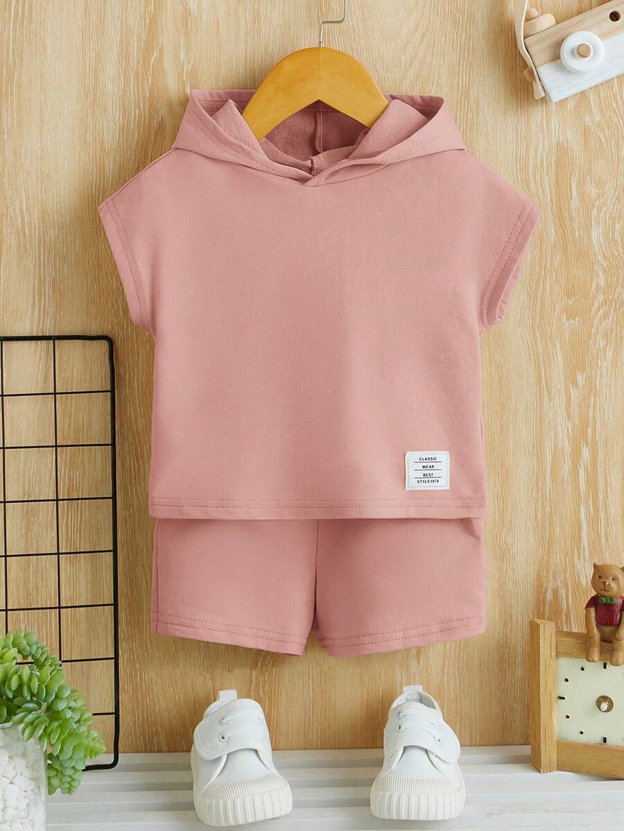 طقم تي شيرت بأكمام قصيرة وشورت مطرز بتصميم للأطفال الصبيان