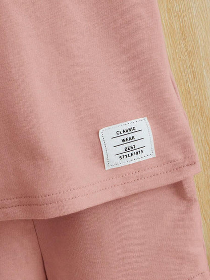 طقم تي شيرت بأكمام قصيرة وشورت مطرز بتصميم للأطفال الصبيان