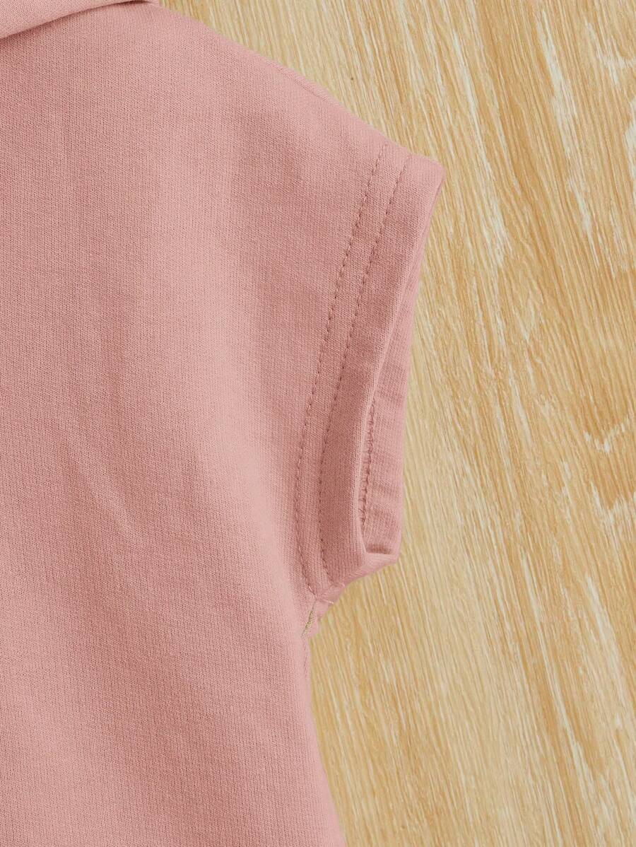 طقم تي شيرت بأكمام قصيرة وشورت مطرز بتصميم للأطفال الصبيان