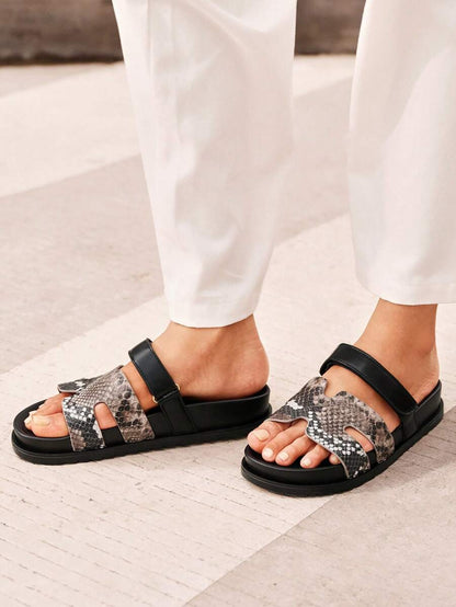 صنادل نسائية مسطحة موضة الصيف