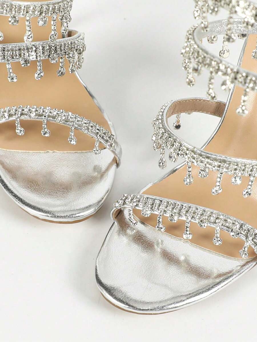 صنادل نسائية ذات كعب عالي رفيعة، بحزام على الشكل الأنيق