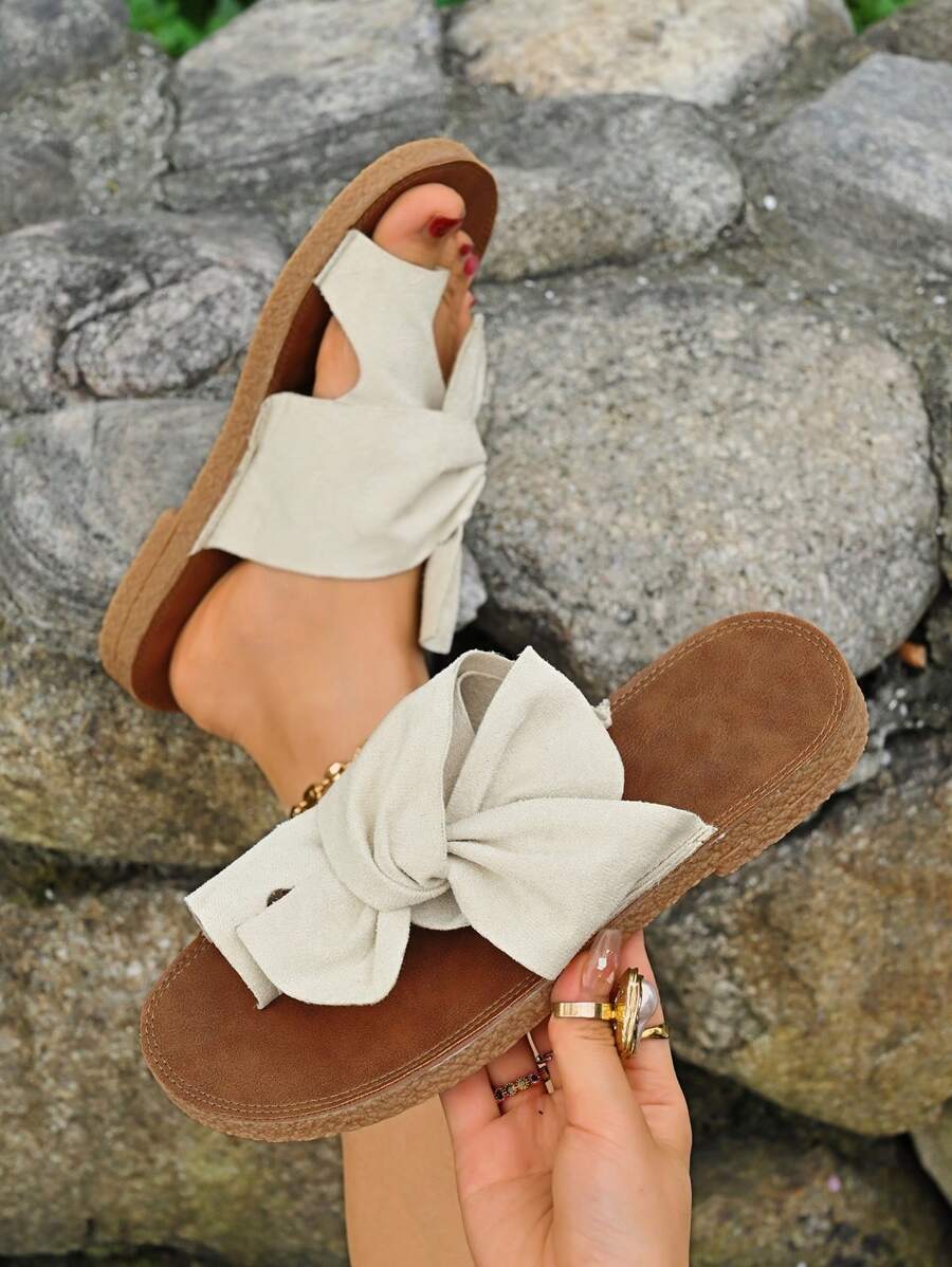 صنادل نسائية مسطحة