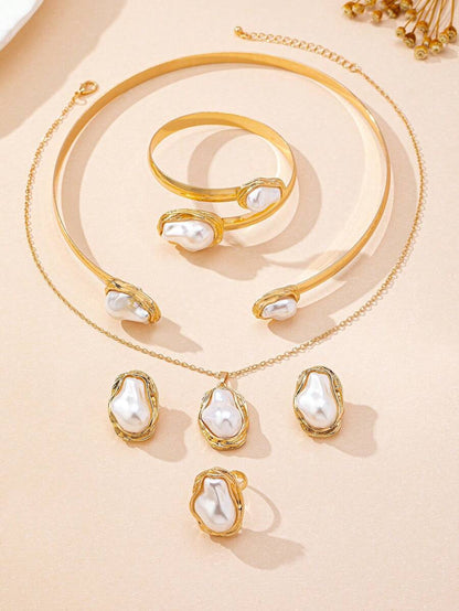 أطقم مجوهرات نسائية