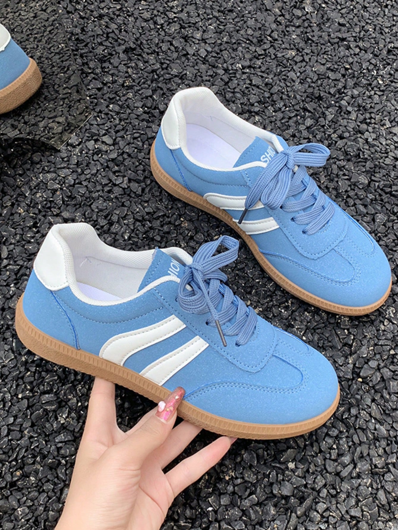 أحذية رياضية خارجية نسائية