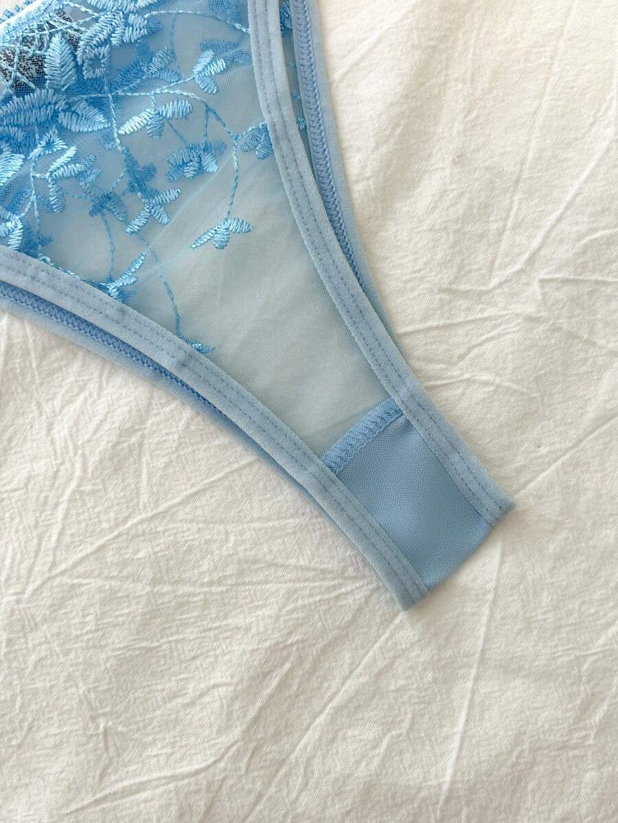 ملابس داخلية نسائية